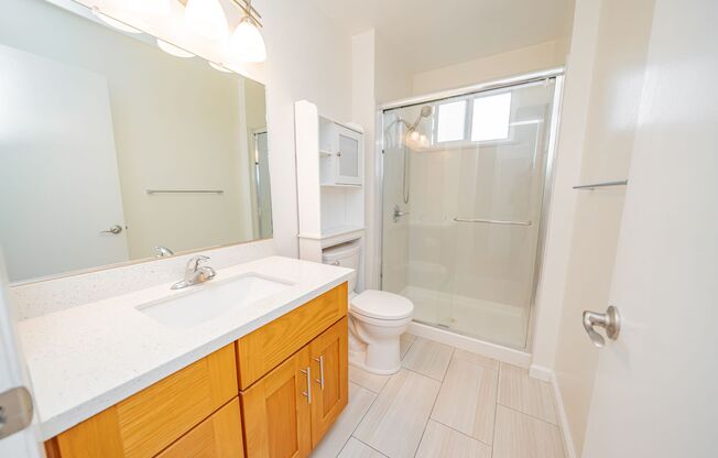 2 beds, 1 bath, $2,350, Unit B