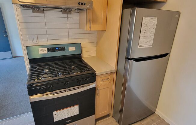Clean, quiet 2 bed 1 bath, freshly painted with new appliances