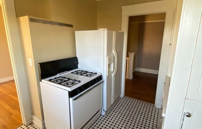 3 beds, 1 bath, $2,495, Unit 3046