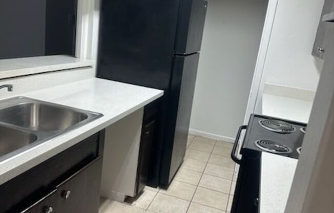 1 bed, 1 bath, 705 sqft, $900, Unit 43