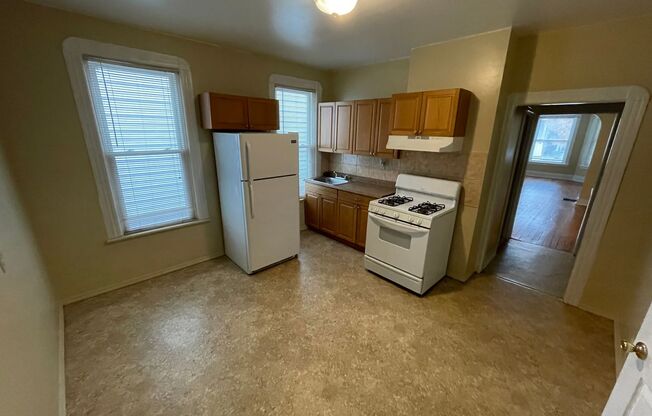 3 beds, 1 bath, 1,152 sqft, $1,350, Unit 1st Floor