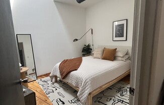 2 beds, 1 bath, $3,000, Unit 21