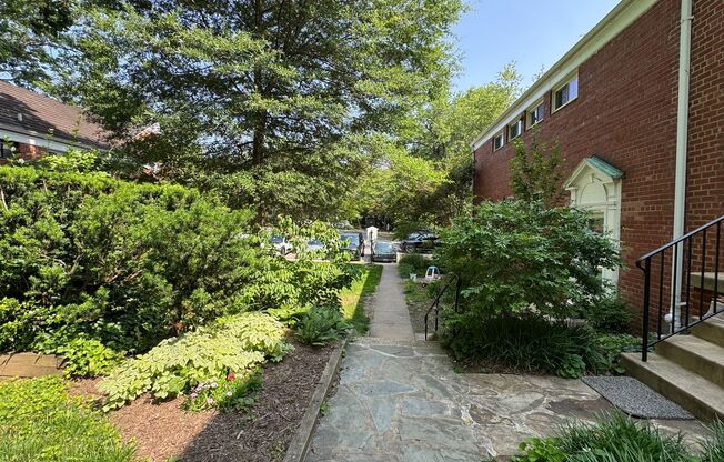 ALEXANDRIA - CLOSE TO PENTAGON - 5 MIN WALK TO METRO BUS STOP