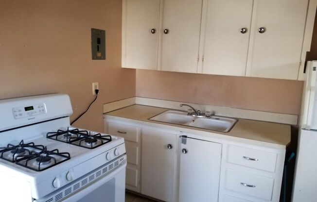 1 bed, 1 bath, $700, Unit Apt 6