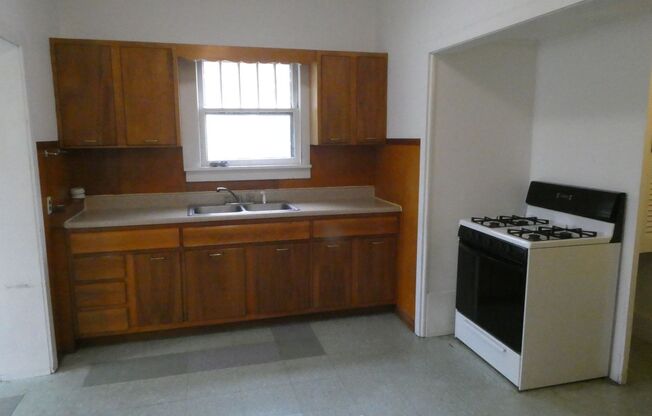 2 beds, 1 bath, $840, Unit Apt 101