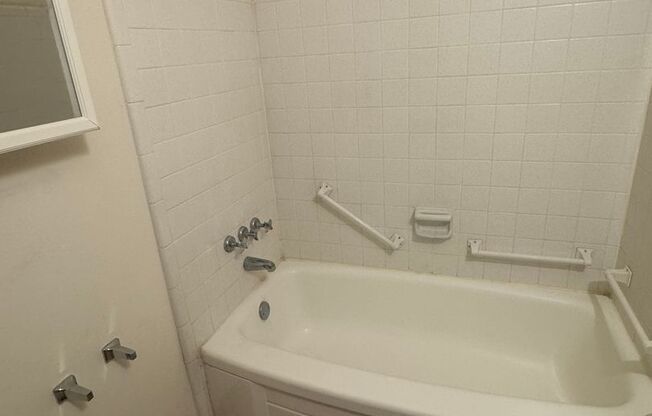 1 bed, 1 bath, $750, Unit 102