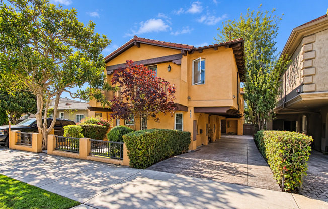 SPACIOUS & SECLUDED, SPANISH MEDITERRANEAN REAR UNIT TOWNHOUSE W/ LARGE ROOFTOP DECK W/ OCEAN/PV VIEWS, 2 BALCONIES, WRAP AROUND YARD & 2-CAR GARAGE ON CUL-DE-SAC STREET CLOSE TO SCHOOLS, SHOPPING, RB PIER & BEACH!