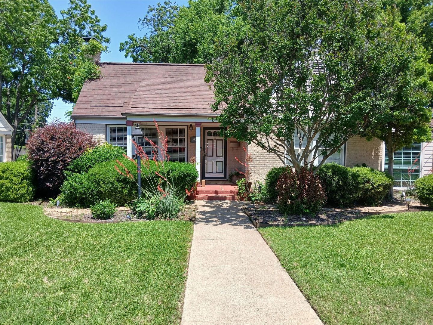 HOUSE in KESSLER PLAZA