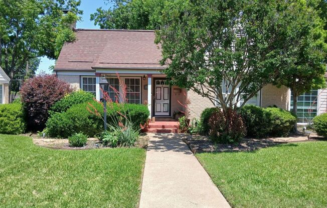 HOUSE in KESSLER PLAZA