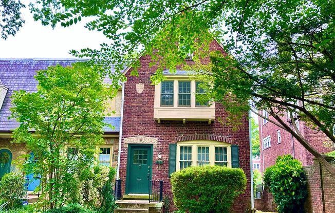 Spacious 6 bedroom 3.5 bath Tudor Townhouse w/Deck close to Georgetown University & Hospital