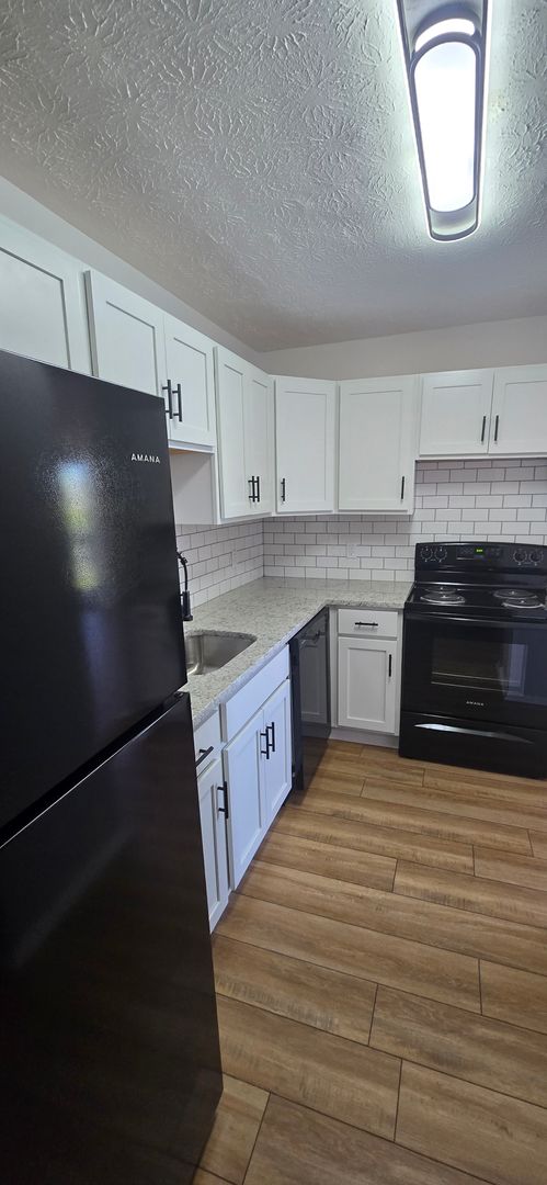 2 beds, 1.5 baths, 1,145 sqft, $1,300, Unit 77-7B2