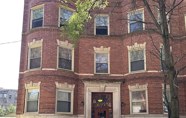 1223 E 52 ST