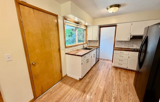 Spacious, Remodeled 5bd/3bath Cherry Park Home with Large Fenced Garden and Finished Basement