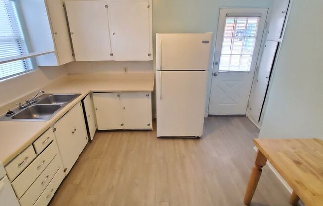 2 beds, 1 bath, 775 sqft, $1,050