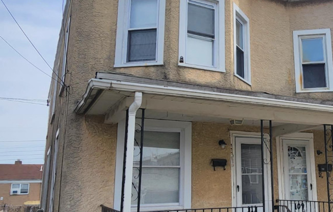 End row home with stainless appliances, washer & dryer on first floor, central A/C, small pets ok*!