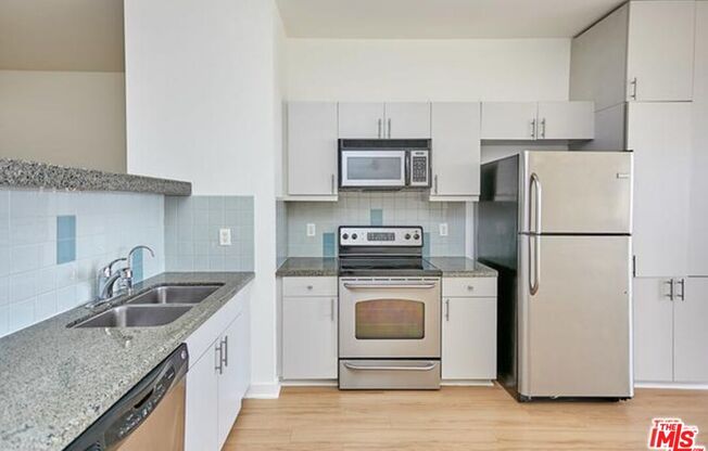 1 bed, 1 bath, 710 sqft, $2,400, Unit 809