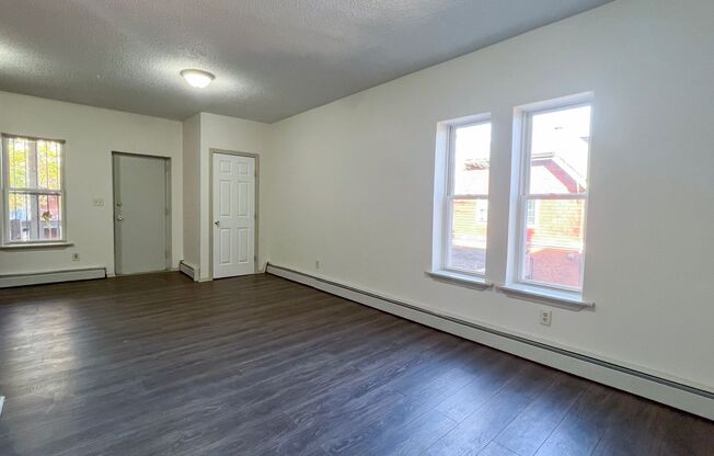 3 beds, 1 bath, $1,700, Unit 2E