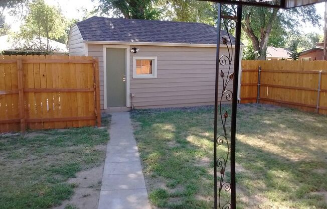 AWESOME 3-BDRM HOME NEAR DU - INCLUDES GARAGE + OFF-STREET PARKING!