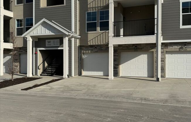 3 beds, 2 baths, $1,675, Unit W303