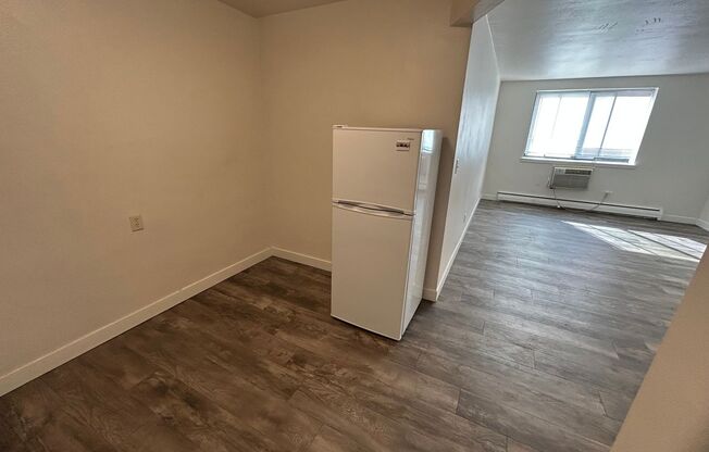 2 beds, 1 bath, $1,325, Unit 108