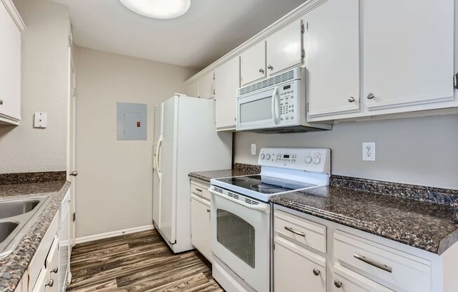 Cozy 1 bed 1 bath Condo Available Now!