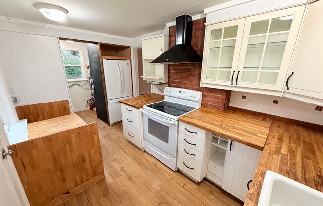 Great 2 bed home, fully fenced backyard in desirable Olympic Hills! Available Now!