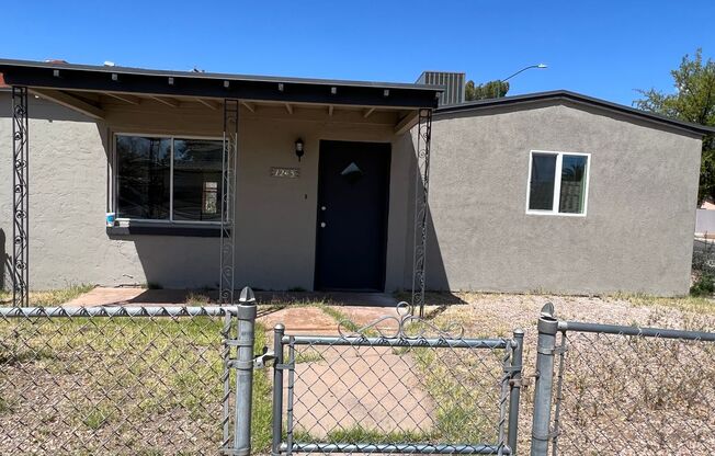 3 Bedroom 2 Bath Home! close to the UofA!