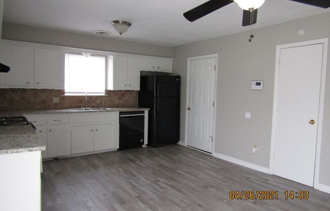 3 beds, 1.5 baths, $925