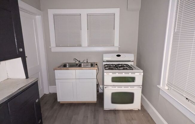 3 beds, 1 bath, $950, Unit Unit 1