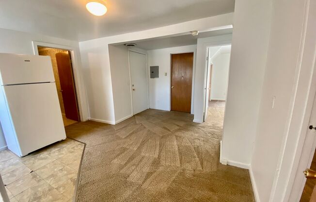 3 beds, 1 bath, $1,300, Unit 3