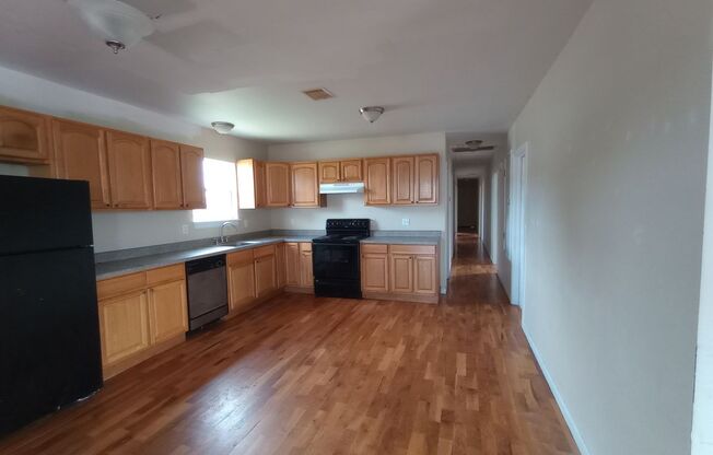 5 beds, 2 baths, 2,320 sqft, $2,000