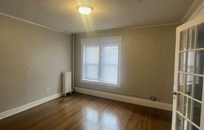 3 beds, 1 bath, $1,800, Unit 92 Woodside Unit #1L