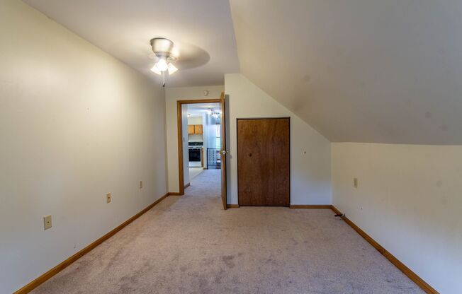 2 beds, 1 bath, $1,000, Unit Unit 4