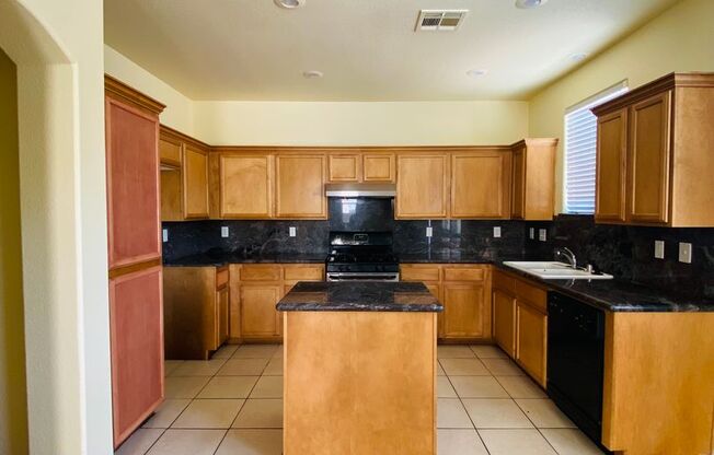 SPACIOUS OPEN FLOOR PLAN HOME WITH 2460 SQFT, LOCATED AT DECATUR AND BLUE DIAMOND. LAMINATED HARDWOOD FLOOR THROUGHOUT. MINUTES AWAY FROM SHOPPING CENTERS AND I-15!