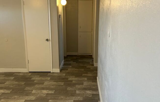 2 beds, 1 bath, 810 sqft, $1,195, Unit 76