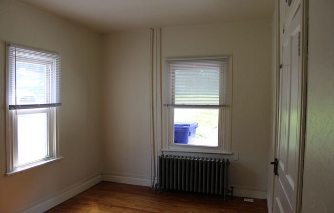 2 beds, 1 bath, $950, Unit Apt 1E