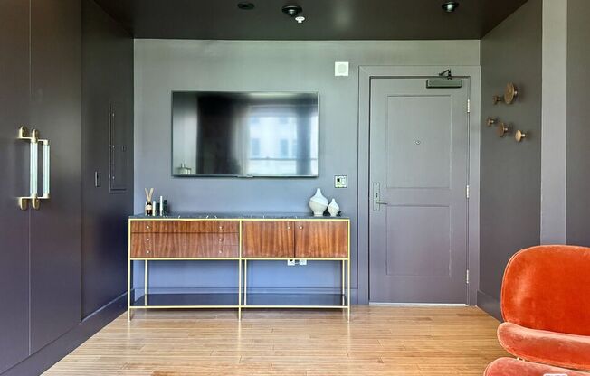 1 bed, 1 bath, 810 sqft, $2,500, Unit 301