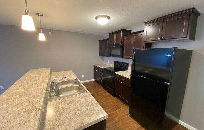 2 beds, 1 bath, 999 sqft, $1,380, Unit 310-311