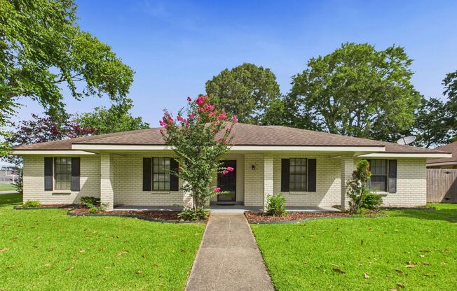 Beautiful 3 Bed, 2 Bath Home with Mother-In-Law Suite – Tons of Natural Light!