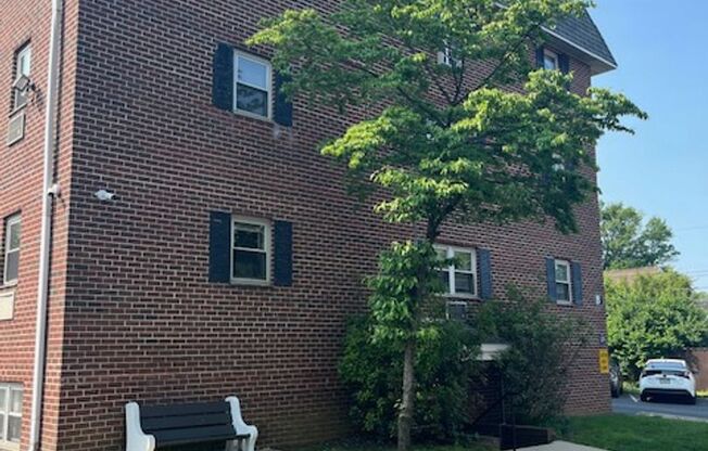 1 bed, 1 bath, 700 sqft, $1,325, Unit B206