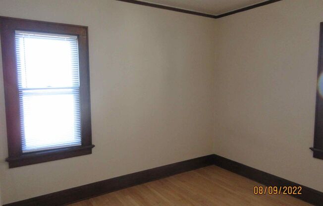 2 beds, 1 bath, 800 sqft, $950, Unit 2