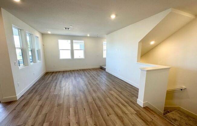 Boulevards End Unit Townhouse, 3 Bed / 2.5 Bath, Amenities, Close to 580