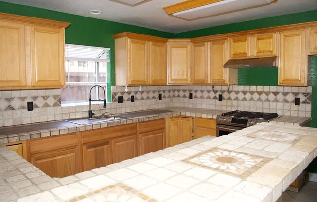 Charming 2-Story, 4 Bd 3 Ba Unit Near Downtown San Diego – 92113