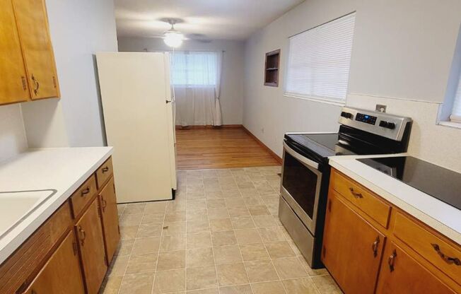 MIDTOWN 2/1 w/ Wood Floors! Lawn Maintenance Included. Walk to Lake Ella! $1025/month Avail NOW!