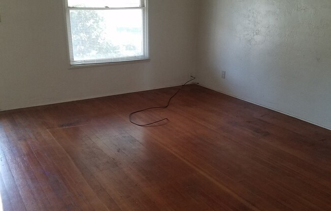 Escalon cute 2 bedroom duplex w/garage