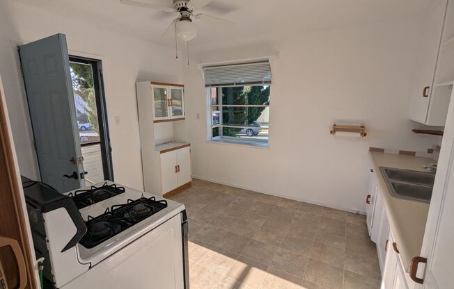 2 beds, 1 bath, $2,695