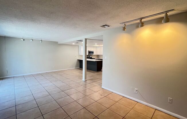 Lovely 3 Bed 2.5 Bath Townhome with 2 Car Garage in Placentia