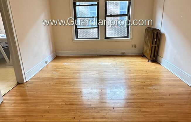 Studio Lakes Uptown Apartment, Blocks from Both Lakes, Hardwood Floors, One Month Free