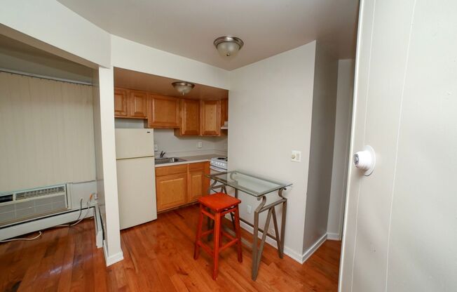 1 bed, 1 bath, 580 sqft, $1,800, Unit 12