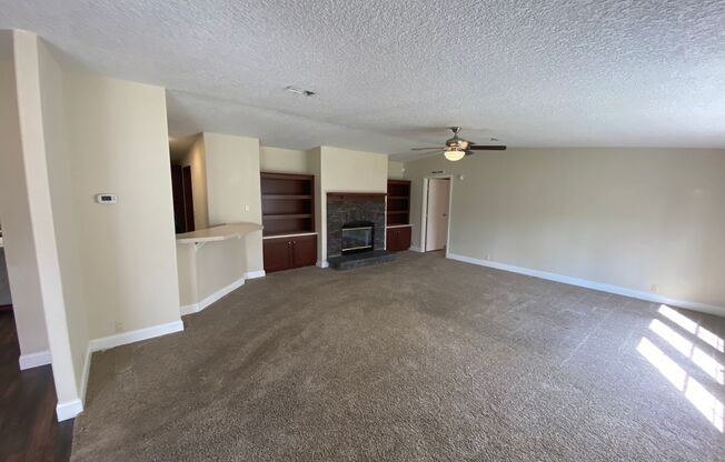 3 beds, 2 baths, $1,775, Unit # OAKLAND HLS